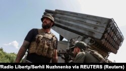 乌克兰士兵准备向俄军阵地发射火箭弹。(2023年6月19日)