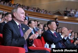 中国领导人习近平与俄罗斯总统普京在北京观看庆祝中俄建交75周年的专场音乐会。(2024年5月16日)