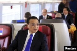 资料照:中国前总理李克强曾经乘坐高铁从苏州前往上海。(2015年11月25日)