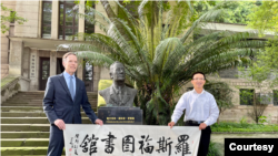 美国驻华大使尼古拉斯·伯恩斯(Nicholas Burns)2023年5月23日在推文中发表了自己在谭必胜馆长的导览下参观了罗斯福图书馆的照片。
他参观位于重庆的