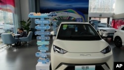 资料照片:2024年4月10日,中国汽车制造商比亚迪的海鸥电动汽车在北京的一个展厅展出。(美联社照片)