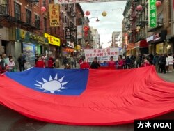 一面巨大的中华民国青天白日满地红国旗引导着游行队伍。(方冰拍摄)