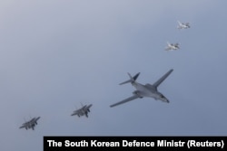 韩国国防部发布的照片显示美空军B-1B轰炸机与韩国军机举行联合军演。(2023年3月3日)