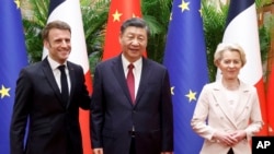 中国领导人习近平在北京会晤到访的欧盟委员会主席冯德莱恩(右)和法国总统马克龙。(2023年4月6日)