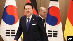 2023年5月21日,德国总理奥拉夫·朔尔茨(后)和韩国总统尹锡悦在韩国首尔总统府举行会晤。(美联社照片)