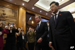 2023年6月18日,中国外长秦刚同前一天到达北京的美国国务卿布林肯一同走入北京钓鱼台国宾馆。