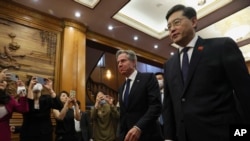 2023年6月18日,中国外长秦刚同前一天到达北京的美国国务卿布林肯一同走入北京钓鱼台国宾馆。