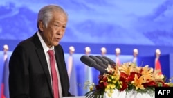 新加坡国防部长黄永宏(Ng Eng Hen)在北京香山论坛发表讲话。(2023年10月31日)