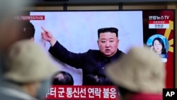 4月13日,韩国首都首尔火车站电视屏幕播放新闻节目报告朝鲜进行导弹发射。