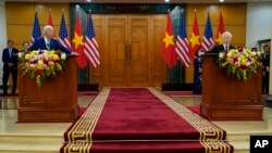 资料照片:美国总统乔·拜登和越南总书记阮富仲(右)于2023年9月10日在越南河内的越南共产党总部会晤后发表讲话。(美联社图片)