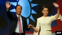 郭台铭(左)在台北的记者会上宣布与资深演员赖佩霞搭档角逐2024台湾总统大选。(2023年9月14日)