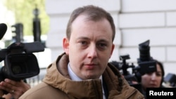 被指控为中国从事间谍活动的克里斯托弗·贝里 (Christopher Berry) 抵达英国伦敦威斯敏斯特地方法院 。(2024年4月26日)。