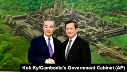 柬埔寨未来首相在金边会见中国外长王毅。(2023年8月13日)