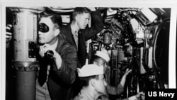 吉米·卡特在1952年6月至10月间的某个时候在美国海军K-1号潜艇的主控制室注视艇员。(资料照片)