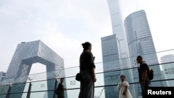 资料照片:北京一家商场旁的央视总部和金融区大楼。(2023年9月7日)