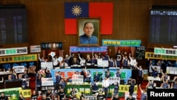 台湾立法院议员在台北的立法院议场展示标语表达各自立场。(2024年5月28日)