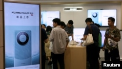北京商场一家华为专卖店门前的新手机Mate60上市的广告牌。(2023年9月7日)