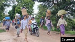 စစ်ကောင်စီတပ်ရဲ့ထိုးစစ်ကြောင့် ရေဦး-ခင်ဦး ကားလမ်းဘေးရှိရွာများမှ ဒေသခံ ၈ထောင်ကျော် တိမ်းရှောင်ရ။ (Photo: ခင်ဦးမြို့နယ်သတင်းမှန်ပြန်ကြားရေး)