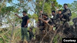 မြဝတီမြို့နယ် လက်ခတ်တောင်၊ ကျောက်မိုင်းဒေသမှာ KNU/KNLA ကော်ဘရာစစ်ကြောင်း၊ ပူးပေါင်းတပ်ဖွဲ့များ စစ်ကောင်စီနဲ့ ရင်ဆိုင်တိုက်ပွဲ ဆင်နွှဲနေစဥ် ရိုက်ကူးထားပုံ။