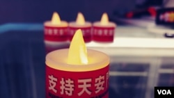 在港版国安法下,香港有前区议员派发电子蜡烛,希望唤起港人的六四记忆。(高锋摄)