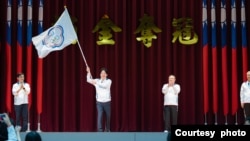 台湾总统赖清德到高雄的国家运动训练中心为台湾参加第33届巴黎奥林匹克运动会代表团授旗。(2024年7月9日,台湾总统府提供)