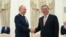 Президент Росії Путін (ліворуч) і прем'єр-міністр Китаю Лі Цян тиснуть один одному руки під час зустрічі в Кремлі в Москві, Росія, 21 серпня 2024 року.