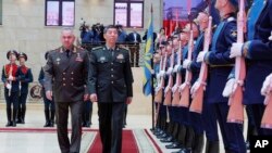 ရုရှားကာကွယ်ရေးဝန်ကြီး Sergei Shoigu (ဝဲ) နဲ၌ တရုတ် ကာကွယ်ရေးဝန်ကြီး  ဗိုလ်ချုပ် Li Shangfu တို့ မော်စကိုမြို့အခမ်းအနားတခု အတူတက်ရောက်စဉ် (ဧပြီ ၁၈၊ ၂၀၂၃)