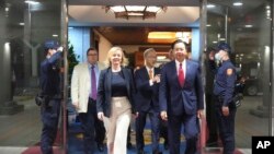 在台湾外交部发布的照片中,英国前首相丽兹·特拉斯2023年5月16日抵达台湾桃园机场时,与台湾外交部长吴钊燮一起行走。(美联社照片)