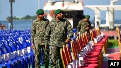 资料照:马尔代夫总统穆罕默德·穆伊祖 (Mohamed Muizzu) 在马累举行就职典礼前,马尔代夫军队士兵使用金属探测器保证会场安全。 (2023年11月17日)