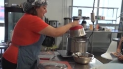 ဟင်းချက်သင်ပေးရင်း ရံပုံငွေရှာတဲ့ Chris's Kitchen
 ဟင်းချက်သင်ပေးရင်း ရံပုံငွေရှာတဲ့ Chris's Kitchen
