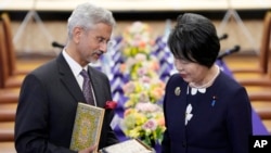 2024年3月7日,印度外交部长苏杰生(左)在东京会晤前向日本外相上川阳子赠送礼物。(美联社照片)