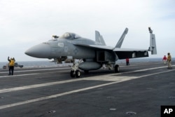 美日韩三国在东中国海举行联合海军军演,一架 F-18E 战斗机正准备从美国海军西奥多·罗斯福号航空母舰上起飞。(2024年4月11日)