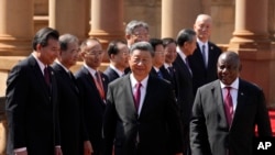 南非总统西里尔·拉马福萨在南非比勒陀利亚欢迎到访的中国国家主席习近平与他的内阁班子成员。(2023年8月22日)