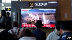 2024年4月2日,韩国首尔火车站在播放朝鲜发射导弹的资料画面。(美联社照片)