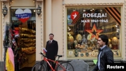 中国领导人习近平的人形模板被立在莫斯科一家礼品店门外。(2023年5月3日)