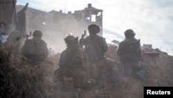 2023年12月17日,以色列士兵在以色列与巴勒斯坦伊斯兰组织哈马斯之间持续冲突的情况下在加沙地带执行任务。(以色列国防军摄影,路透发布)