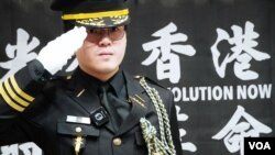 香港反送中示威者姜嘉伟在台湾成立“香港独立旗官” 旗队,旗官们将演练英式步操,并升起光复香港旗帜,他说,这是要以“仪式感”保留香港文化)。 (美国之音特约记者庄志伟拍摄)