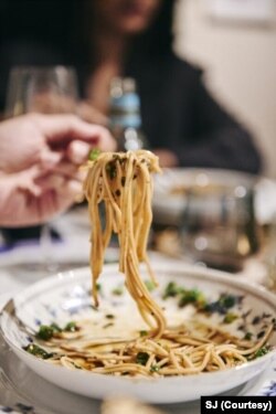 印度新德里一家聚餐俱乐部的成员在享用中国四川麻辣餐(美国之音特约记者贾尚杰拍摄)