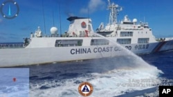 资料照片:一艘中国海警船在南中国海第二托马斯浅滩(仁爱礁)附近向一艘菲律宾海岸警卫队船只使用水炮。(2023年8月5日)