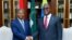 João Lourenço (G) mokonzi ya Angola mpe mobondi ya Union africaine na matata na monyele ya Ekolo Congo démocratique akutani na masolo na président Félix Tshisekedi ya RDC na Kinshasa, 12 sanza ya mwambe 2024. (Présidence RDC)
