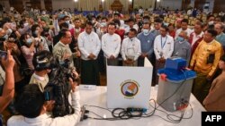 အနာဂတ်မှာအသုံးမယ့် ရွေးကောက်ပွဲ အီလက်ထရောနစ် မဲပေးစက်တွေအကြောင်း ပြည်ထောင်စုရွေးကောက်ပွဲကော်မရှင် (UEC) တာဝန်ရှိသူတဦးက ရှင်းလင်းပြောပြနေစဉ် (စက်တင်ဘာ ၅၊ ၂၀၂၃)