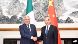 资料照片:2023年9月4日,中共政治局委员兼中国外长王毅在北京会晤意大利副总理兼外长塔尼亚。(美联社)