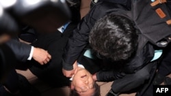 韩国在野党领袖李在明在访问釜山时遭到袭击后,身边人员现场予以施救。(2024年1月2日)