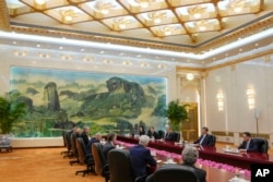 中国领导人习近平(右二)与美国国会参议院多数党领袖查克·舒默(左四)在北京人大会堂举行双边会议。(2023年10月9日)
