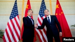 资料照:美国国务卿布林肯与中国外长王毅在印度尼西亚度假胜地巴厘岛举行会晤。(2022年7月9日)