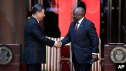 2023 年 22 日,中国国家主席习近平(左)与南非总统拉马福萨在南非比勒陀利亚联合大厦举行联合记者会后握手。 。