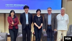 驻台外媒记者畅谈亚洲媒体环境的变化,与谈者包括前路透社北亚区总编辑菲尔·史密斯(右一)、《纽约时报》记者储百亮(右二)、台湾外国记者会会长周浩霖(左二)。(美国之音特约记者杨安摄影)