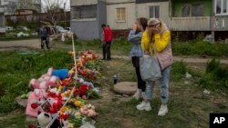 俄罗斯袭击乌克兰城市乌曼平民住宅区,一名女子为死难者哭泣。(2023年4月30日)