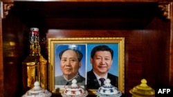 中国西藏林芝一个村庄旅馆里供奉的中共前领导人毛泽东与现领导人习近平的画像。(2021年6月4日)