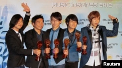 资料照:台湾五月天乐团在台北出席金曲奖颁奖典礼。(2012年6月23日)